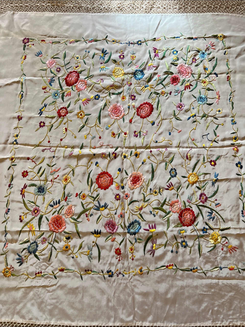 VTG. Marshall Fields &Co. globetrotter piano shawl. Embroidered, Made in Spain - Picture 5 of 11